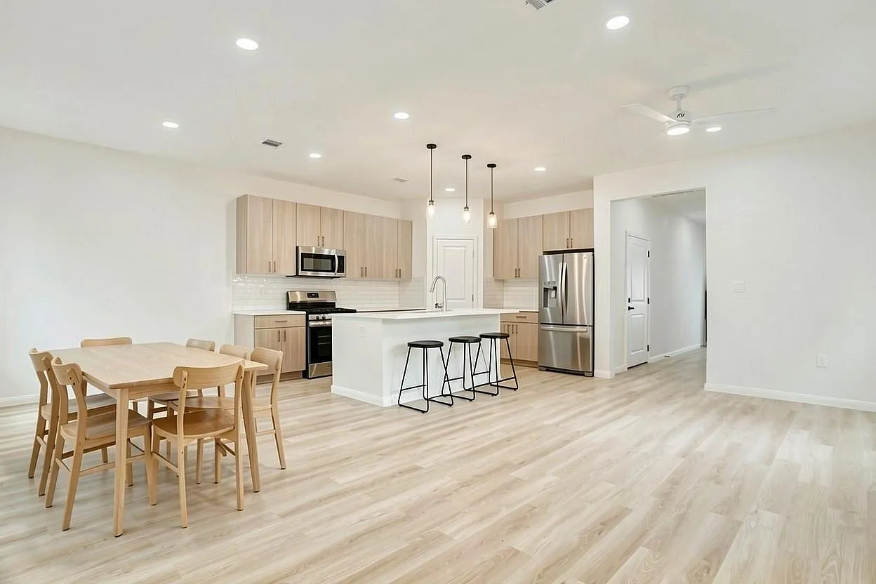 3 bed, 2.5 bath, 1813 sqft, $2,000 — Photo 4