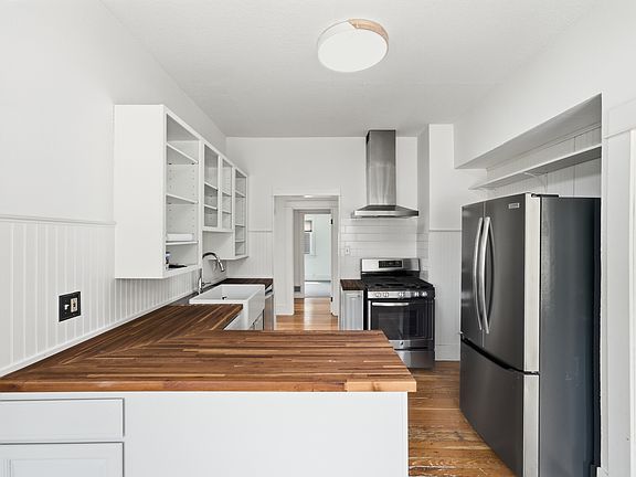 4th image of 6118 Latona Ave NE