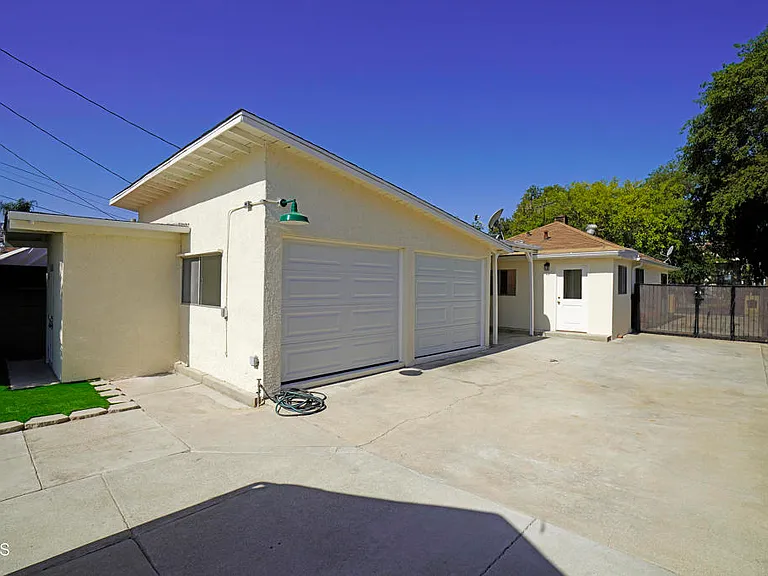 2938 Warwick Ave — Photo 17