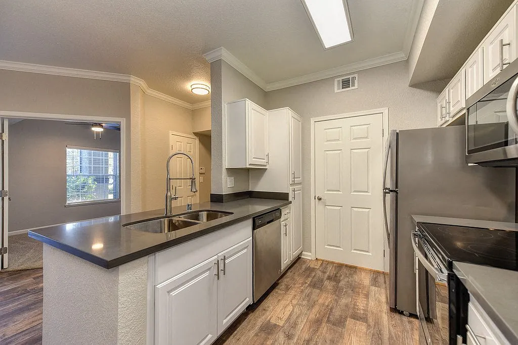 River Oaks Apartment Homes — Photo 1