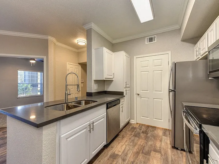River Oaks Apartment Homes — Photo 1
