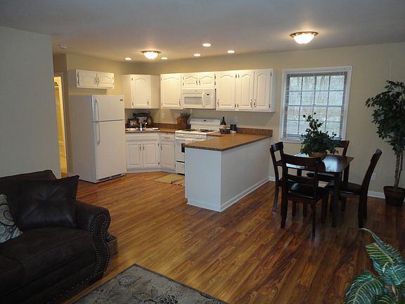 4th image of 10120 Hillview Ct
