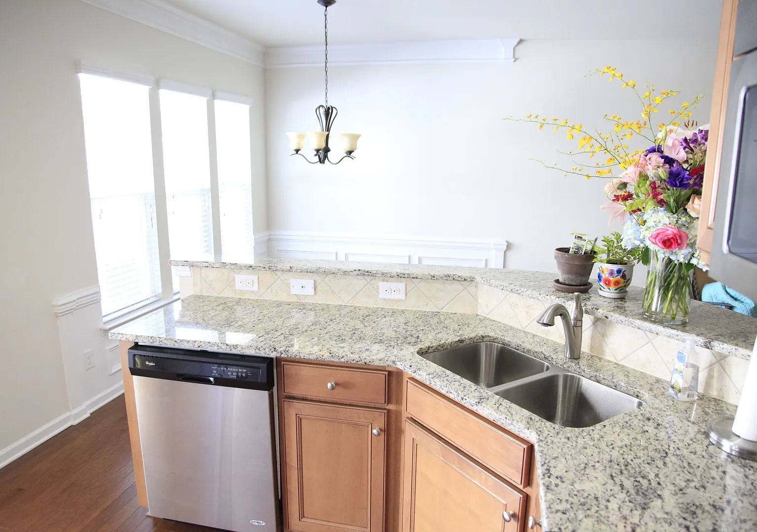 3bd/2.5bth town-home minutes from uptown! — Photo 3