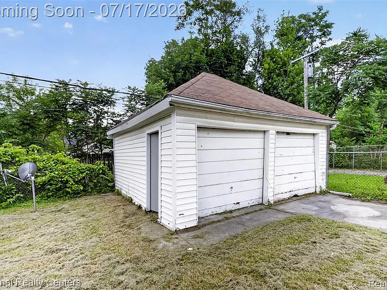 13527 Winthrop St — Photo 46