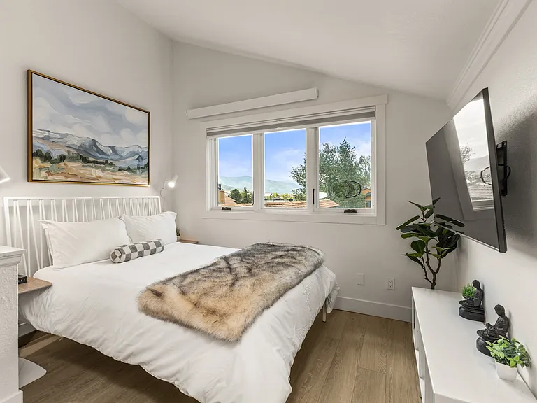 Upstairs Ensuite Bedroom #2 | Smart TV