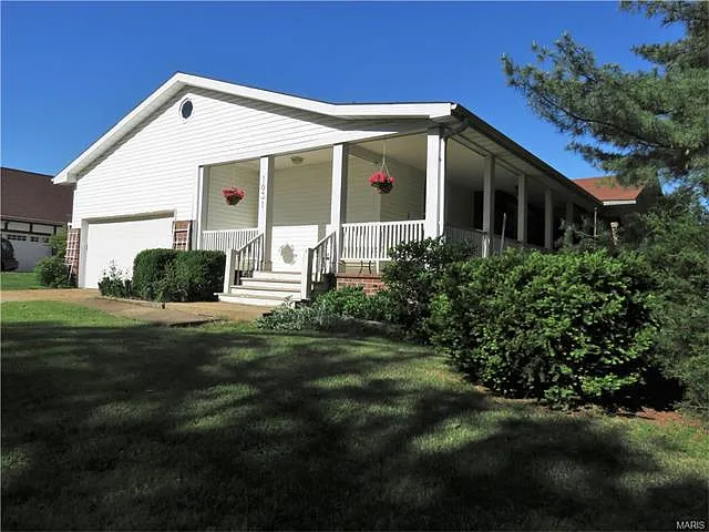 1031 Claridge Pl photo 1