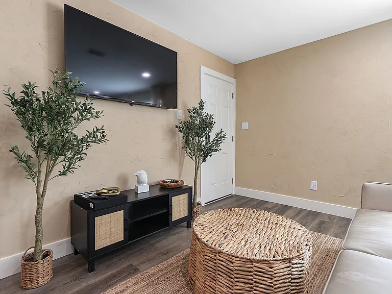 2615 Rosewood St — Photo 3