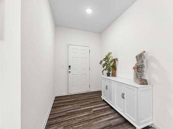 3rd image of 241 Knightsbridge Ln
