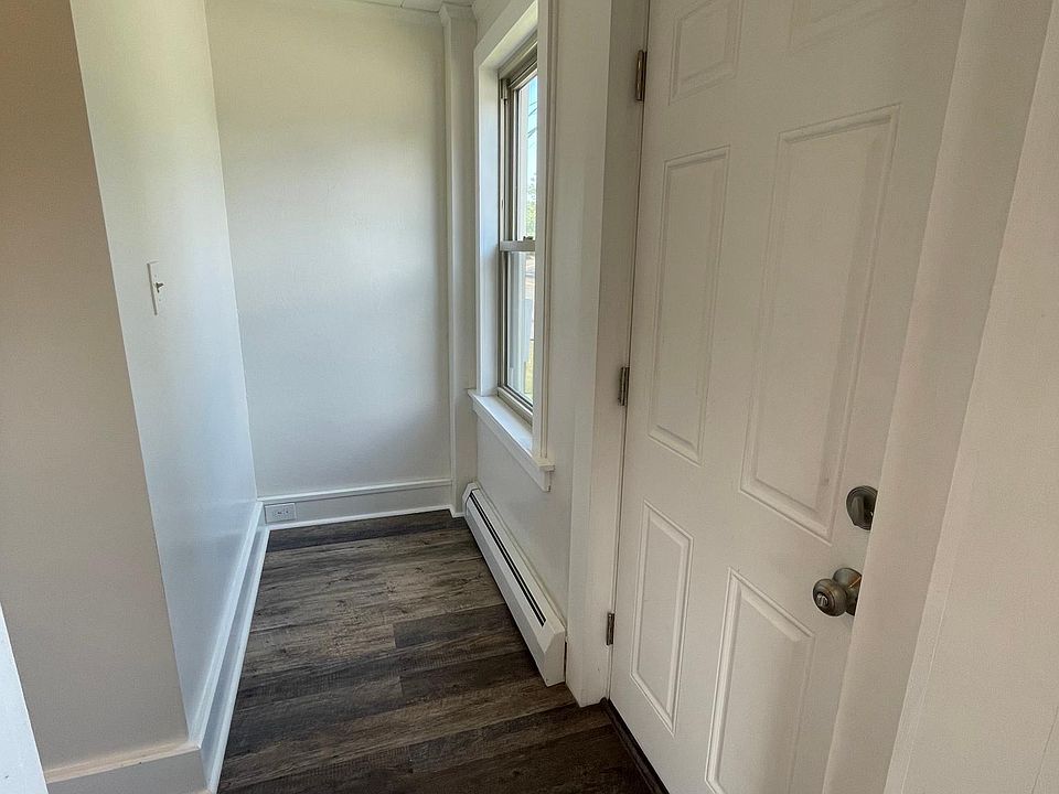 1st floor Front entrance/hallway