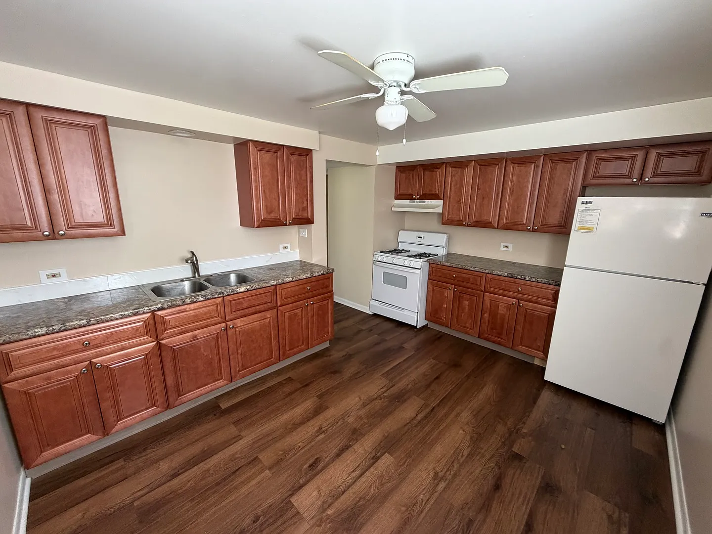 1 bed, 700 sqft, $1,350 — Photo 2
