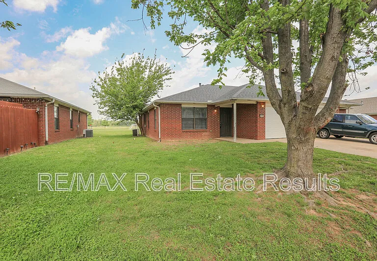 2219 W Roselawn St — Photo 4