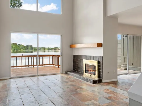 206 Waters Edge, Huntsville, TX 77340