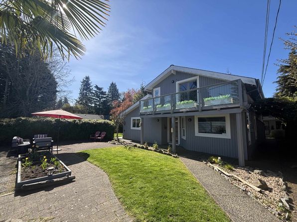 12272 Agar St, Surrey, BC V4A 3C2