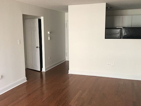 4th image of 546 Main St APT 517