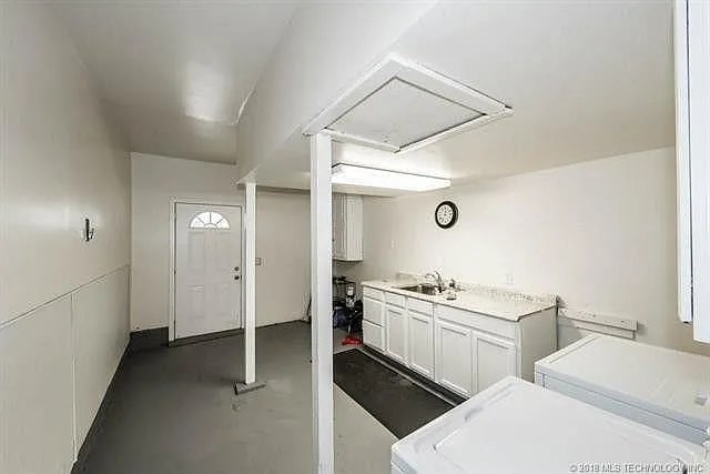 Garage with washer and dryer hook up