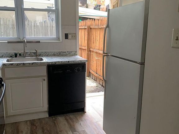 4th image of 528 Fitzwater St