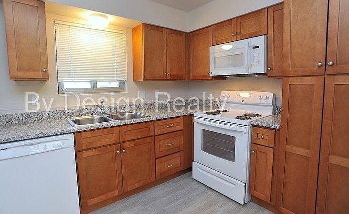 2nd image of 648 E Elm St
