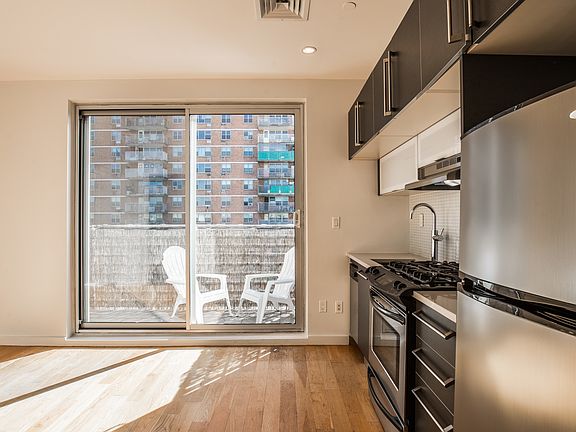 3rd image of 25 Montrose Ave APT 703