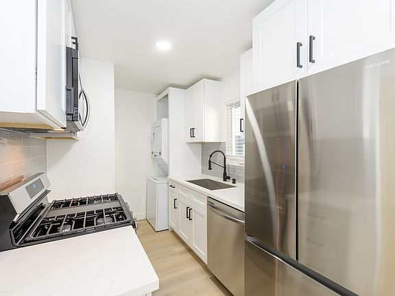 3rd image of 2265-71 Curlew St #1B-1Ba-500Sqft