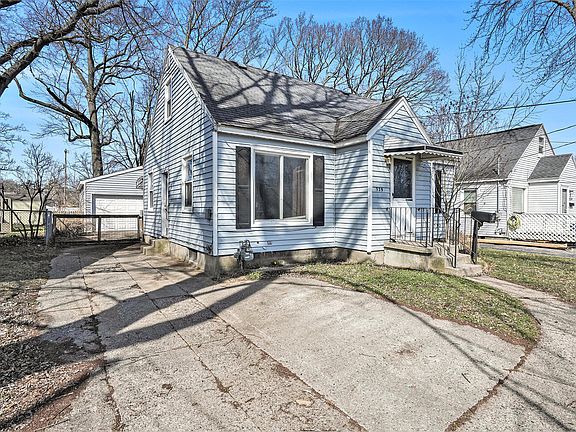 2nd image of 939 Royal Oak St SW