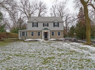 18 Ross Ct, Loudonville, NY 12211