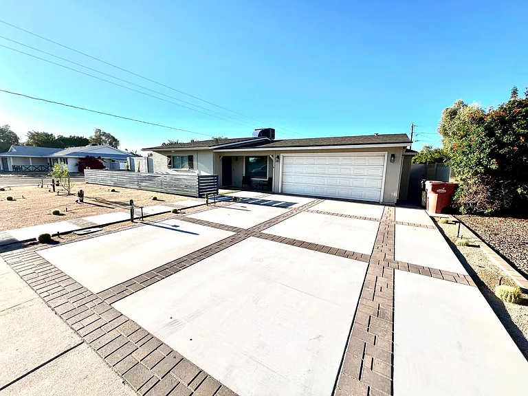 8549 E Mitchell Dr — Photo 3