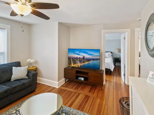 219 W Park Ave, Libertyville, IL 60048