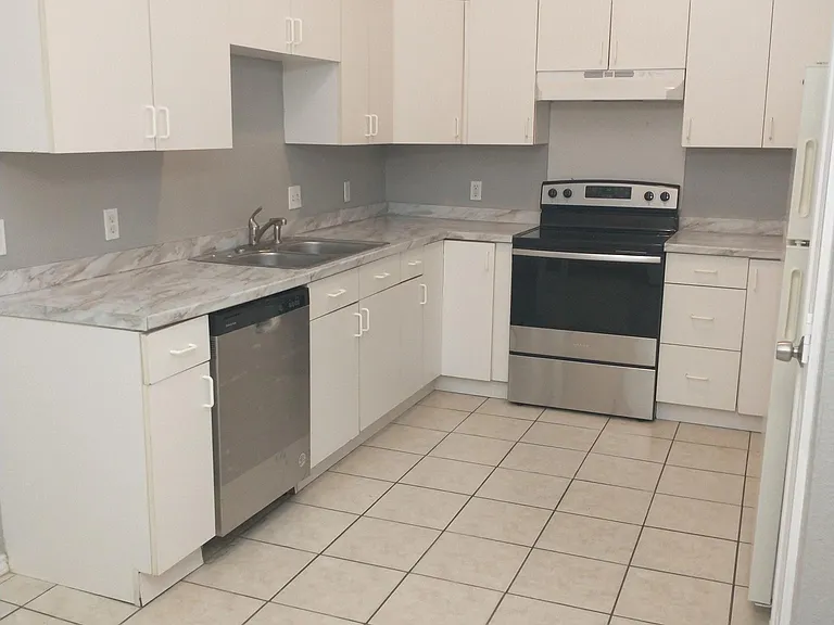 100-102 Honey Bee Dr — Photo 12