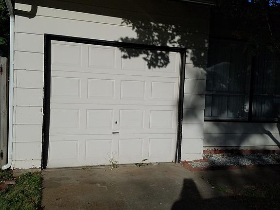 2nd image of 1525 Jackson Ln