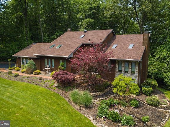 2nd image of 30 Robin Lea Ln