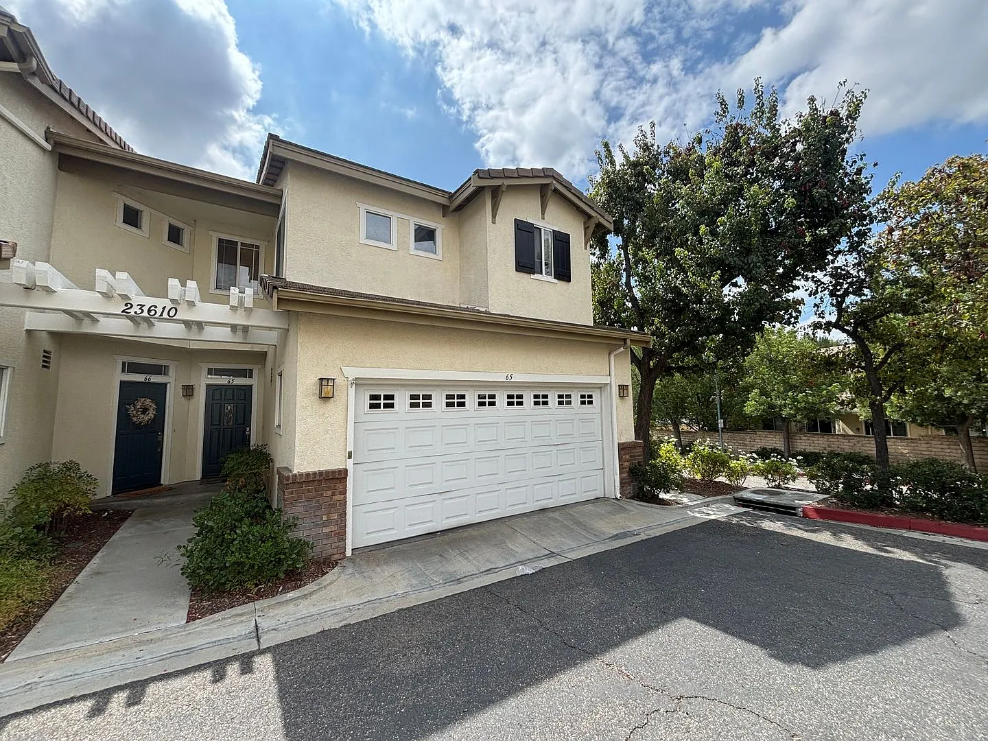 2 Bedroom Townhome for Rent in Valencia! — Photo 1