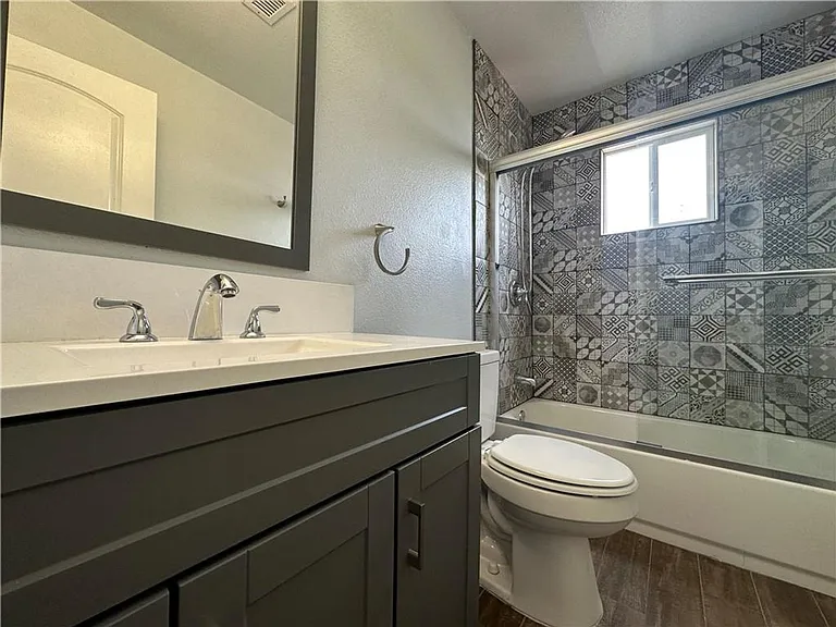 625 N 11th St #C — Photo 7