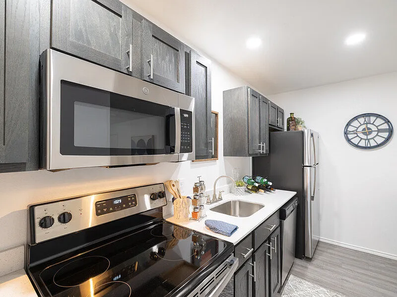 The Frisco Apartments on Walnut — Photo 2