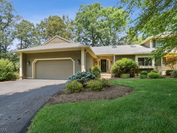 41 Hunters Cir, Tewksbury Twp., NJ 08833