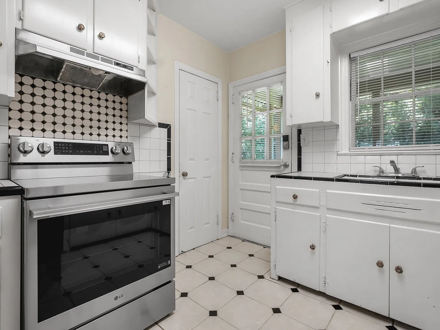 2 bed, 700 sqft, $1,300 — Photo 4