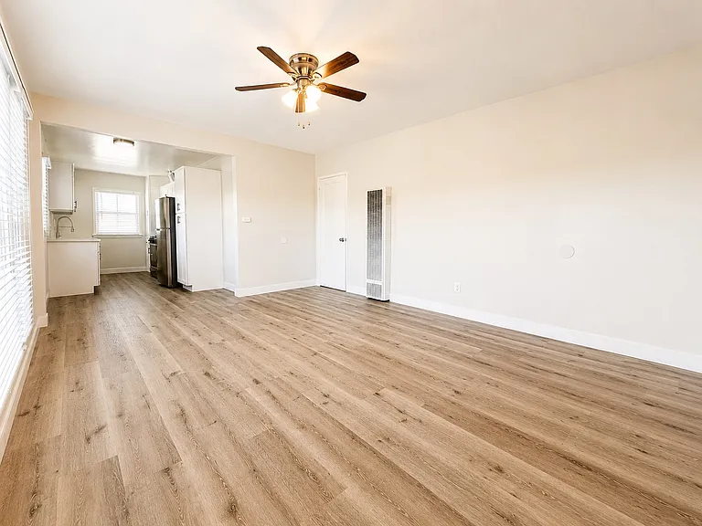 2015 Pine Ave #1 — Photo 4