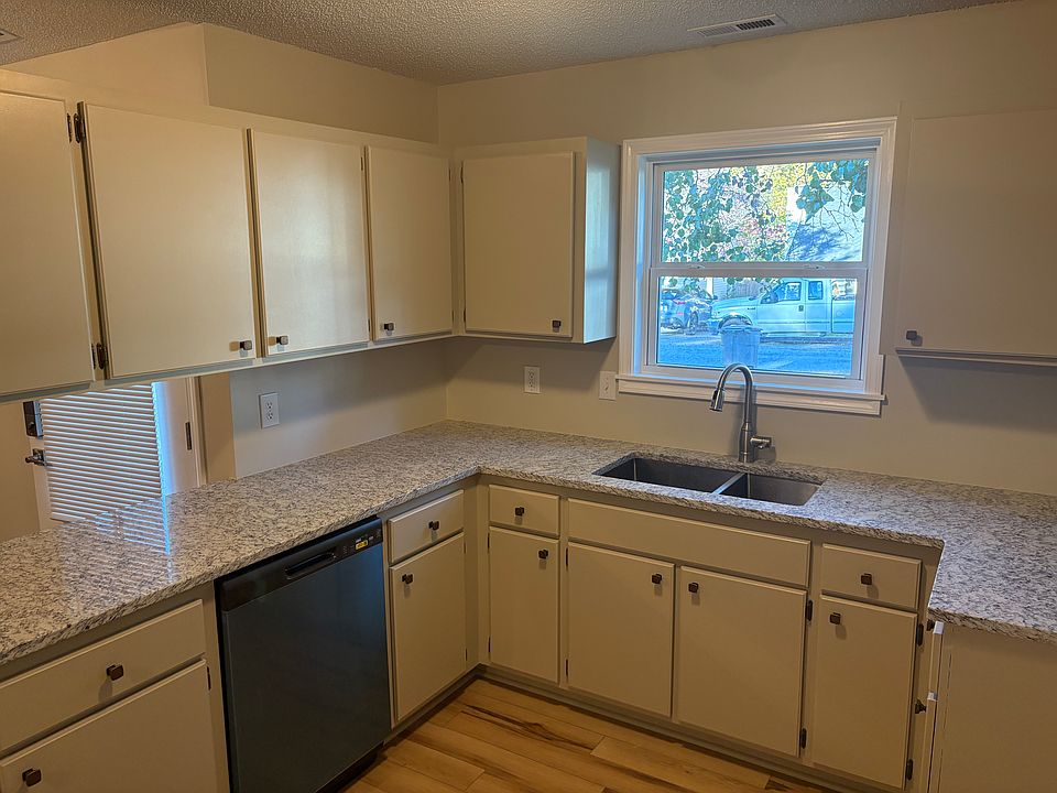1st image of 108 Creekpoint Dr