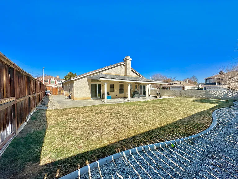 3060 Christina St — Photo 16