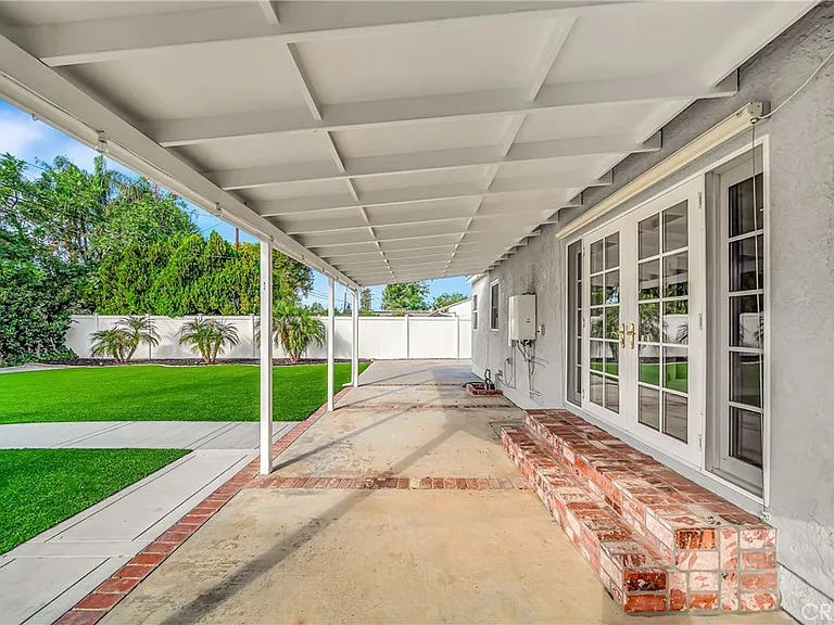 22907 Leonora Dr — Photo 38