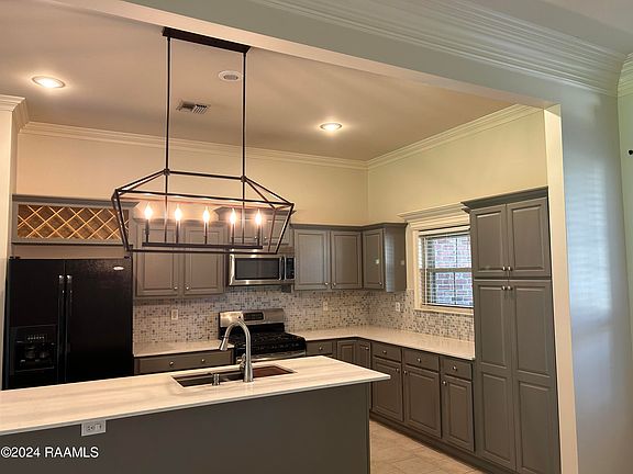 3rd image of 702 Southlake Cir