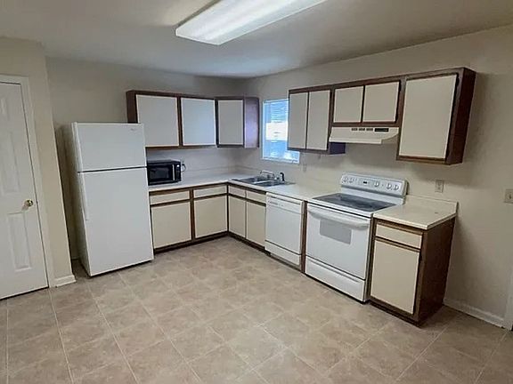 3rd image of 241 Pheasant Run Dr
