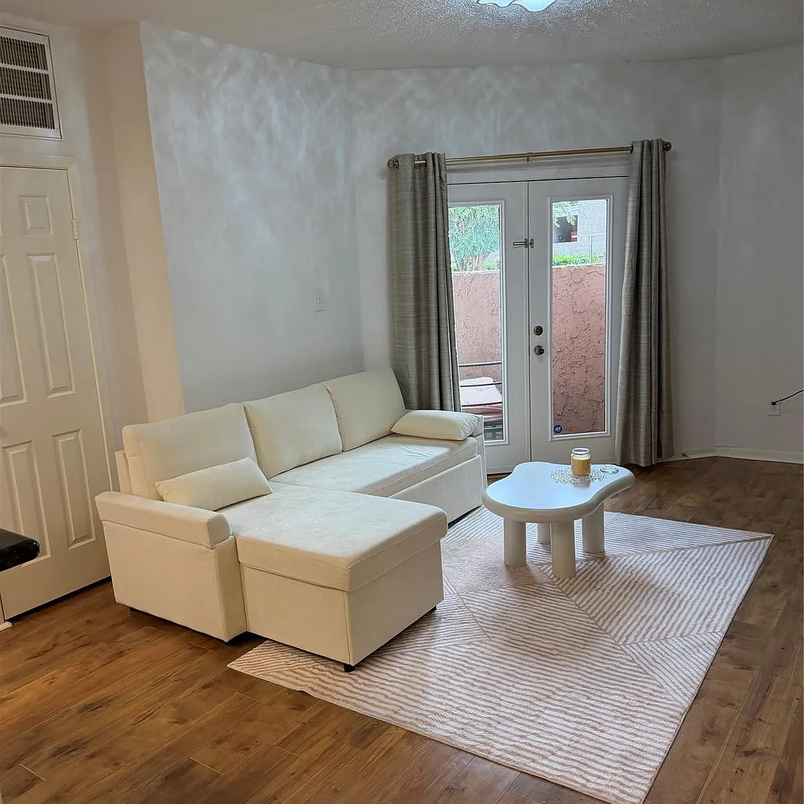 1 bed, 1.5 bath, 643 sqft, $1,000 — Photo 1