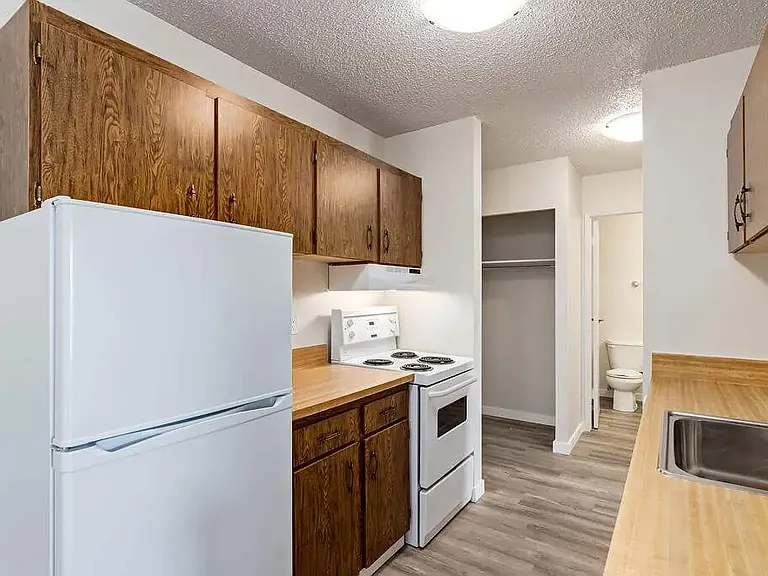 42 Campbell Cres SE #102 — Photo 12
