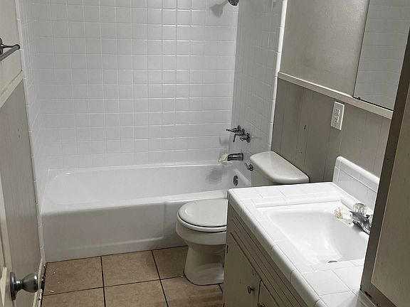 5th image of 3104 Carver Cir
