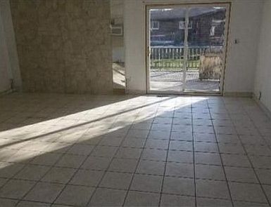 4th image of 3050 Fox Hill Dr