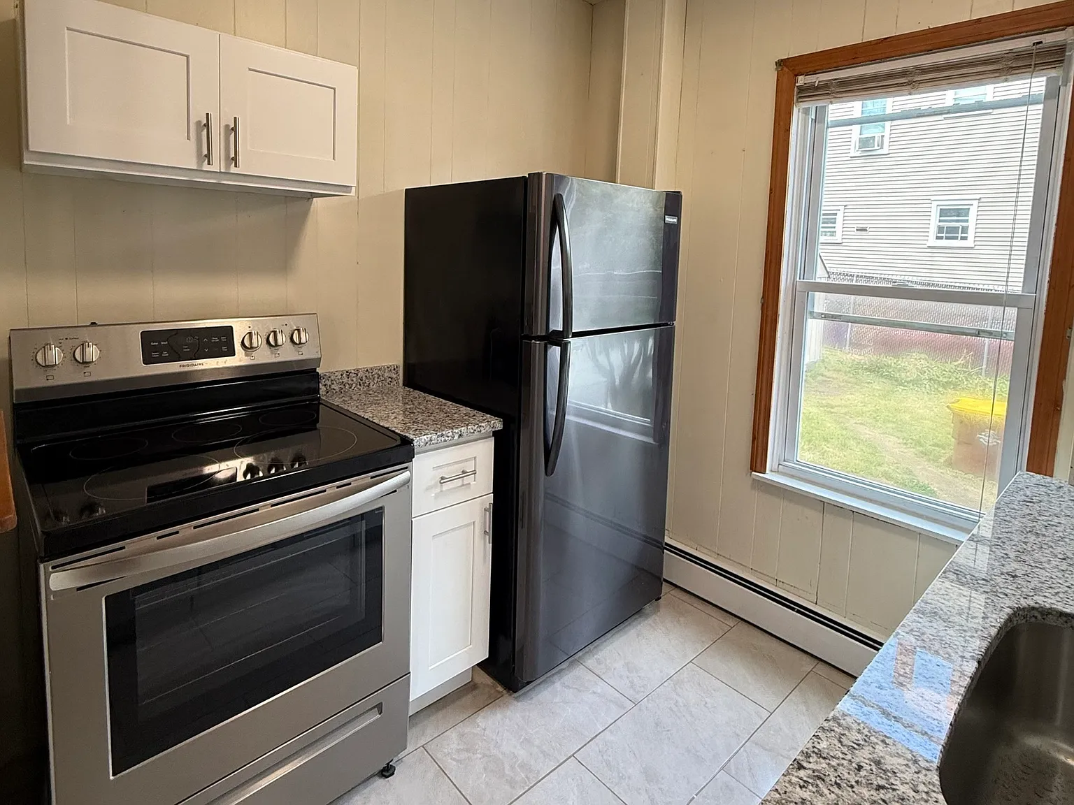 3 bed, 1.0 bath, 1298 sqft, $2,100 — Photo 2