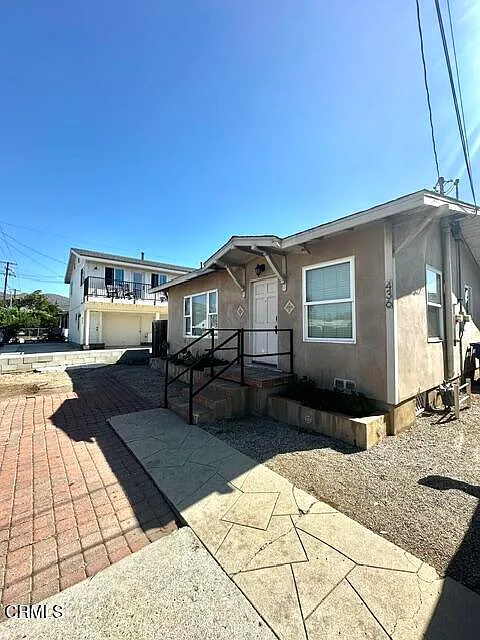 3 bed, 2.0 bath, 1300 sqft, $3,395 — Photo 2