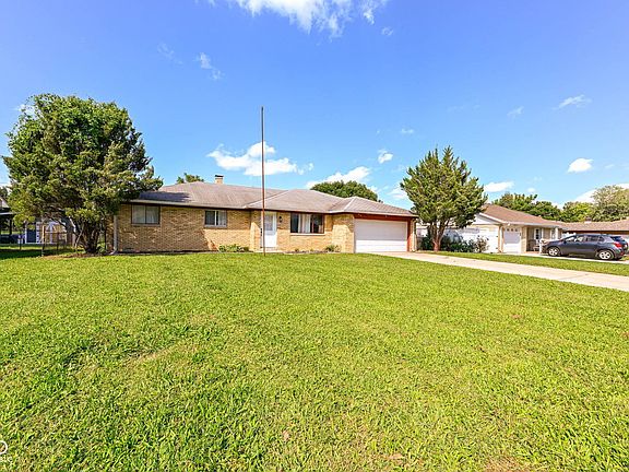 3rd image of 814 Heritage Ln