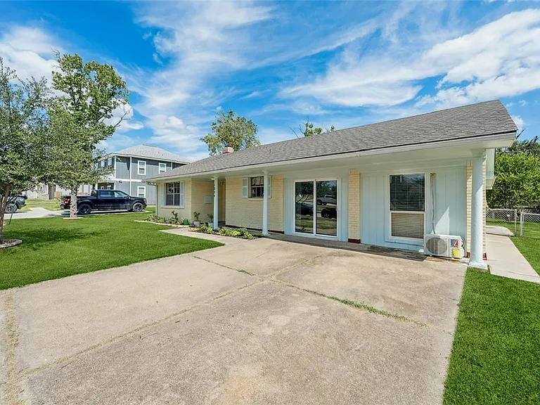 1004 Dominik Dr — Photo 3