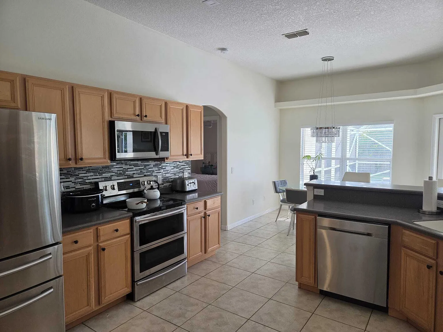 3 bed, 2.0 bath, 1820 sqft, $3,450 — Photo 4